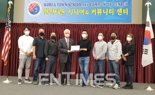 반도건설 미주법인 관계자들과 정문섭 커뮤니티 센터 이사장(왼쪽 네번째)이‘LA 한인타운 시니어 & 커뮤니티 센터’ 기부금 전달식 후 기념촬영을 하고 있다. / 사진제공=반도건설