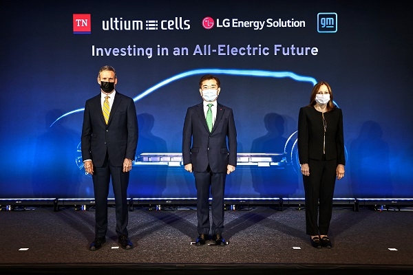 (왼쪽부터)테네시주 빌 리 주지사, LG에너지솔루션 김종현 사장, GM 메리 바라 회장. 