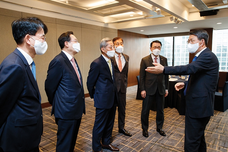 ▲ 은성수 금융위원장이 16일 서울 중구 은행연합회관에서 5대 금융지주 회장들과 인사를 하고 있다. (왼쪽부터) 손병환 농협금융지주 회장, 손태승 우리금융지주 회장, 윤종규 KB금융지주 회장, 김정태 하나금융지주 회장, 조용병 신한금융지주 회장. 사진 = 금융위원회(2021.2.16)