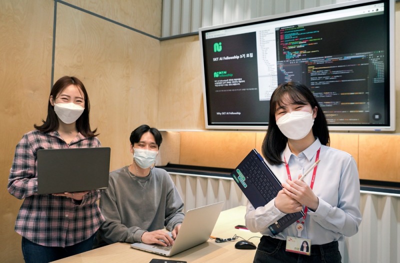 SK텔레콤이 대학생 AI 인재들의 성장을 후원하는 'SKT AI 펠로우십' 3기에 참가할 개발자들을 모집한다. 사진=SK텔레콤
