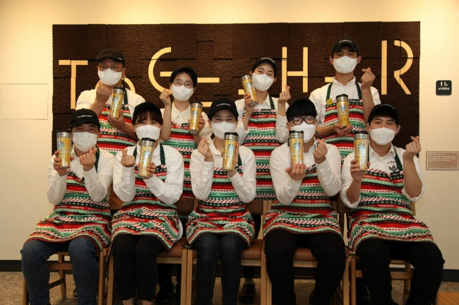 스타벅스 크리에이티브 텀블러를 들고 있는 직원들/사진제공=스타벅스커피코리아