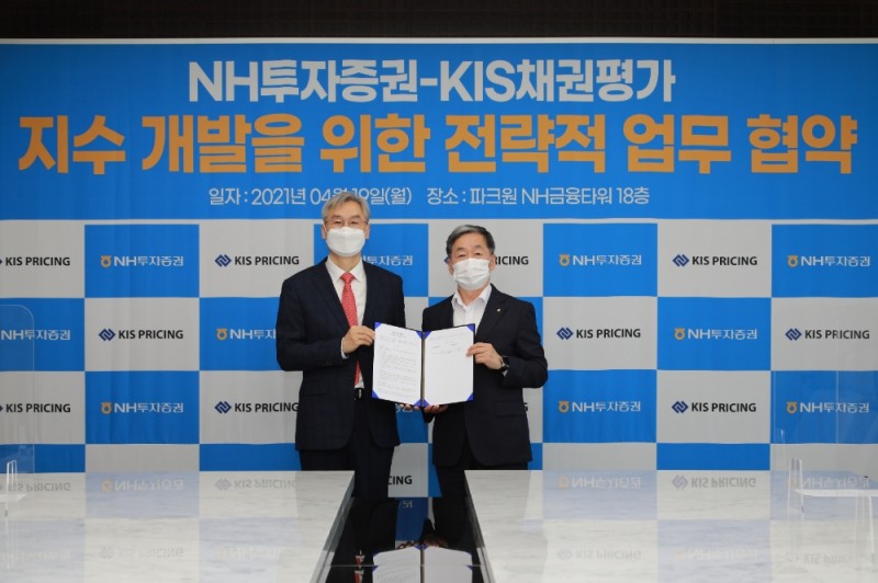 NH투자증권은 19일 여의도 NH투자증권 파크원 신사옥에서 KIS채권평가와 ‘전략적 지수사업 제휴 협약(MOU)’을 체결했다. KIS채권평가 윤기 대표(왼쪽),  NH투자증권 정용석 부사장(오른쪽)이 업무협약 기념촬영을 하고 있다. / 사진제공= NH투자증권(2021.04.19)