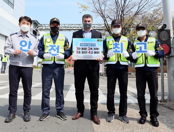 카허 카젬 한국GM 사장이 부평공장에서 사내 교통 담당팀 직원들과 캠페인 참여를 독려하고 있다. 사진=한국GM.