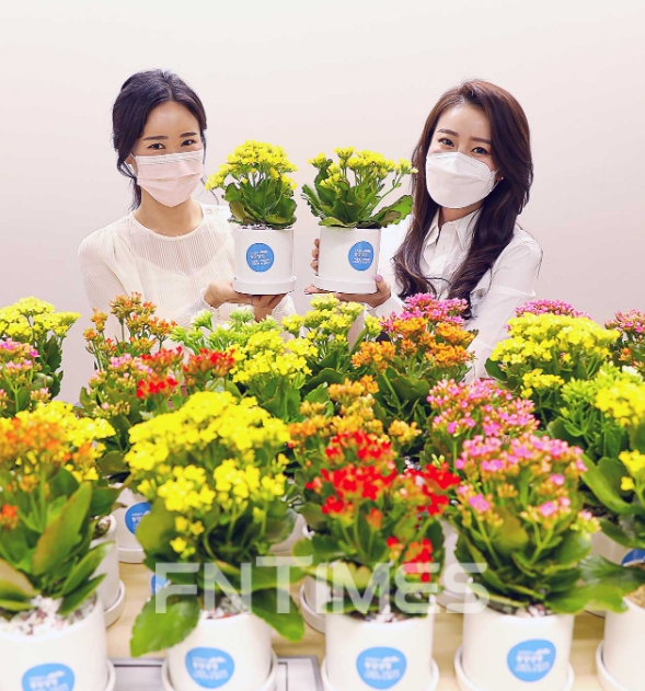 동양생명이 19일, 지역사회 독거노인을 위해 꽃화분을 심어 전달하는 ‘화(花)를 품은 봄날’ 행사를 진행했다./사진=동양생명