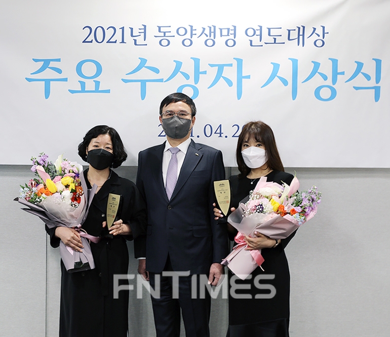 동양생명 뤄젠룽 대표이사(가운데)가 20일 2021 연도대상 수상자인 장금선 명예이사(왼쪽)와 정순님 명인(오른쪽)과 기념 촬영을 하고 있다./사진= 동양생명