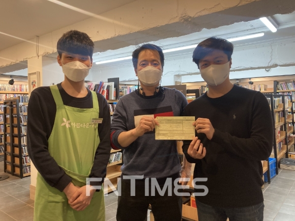 DGB생명 사내 독서토론 동호회 ‘미라클런치’ 회원들이 21일 도서 기부를 마친 뒤 기념촬영을 하고 있다./사진= DGB생명