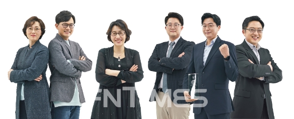 (왼쪽부터) '라이나50+어워즈' 수상자인 김빛내리·장혜식 서울대학교 생명과학부 교수(대상, 생명존중상), 최영아 서울서북병원 전문의(사회공헌상), 김철홍 옵티코 대표(창의혁신 1위), 이태휘 엠투에스 대표(창의혁신 2위), 박성민 큐어스트림 대표(창의혁신 3위)가 기념촬영을 하고 있다./사진= 라이나생명