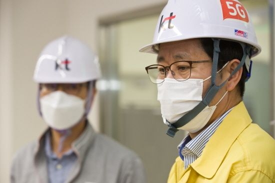 조경식(오른쪽) 과기정통부 제2차관이 23일 서울 서대문구 KT 아현국사를 방문했다. 사진=과기정통부