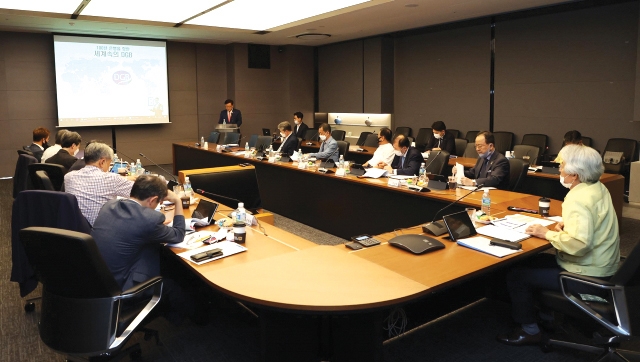 ▲ 지난해 9월 김태오 DGB금융그룹 회장(맨 오른쪽)이 참석한 가운데 대구은행장 후보들이 비전 및 사업계획을 발표하고 있다. 사진제공 = DGB금융그룹