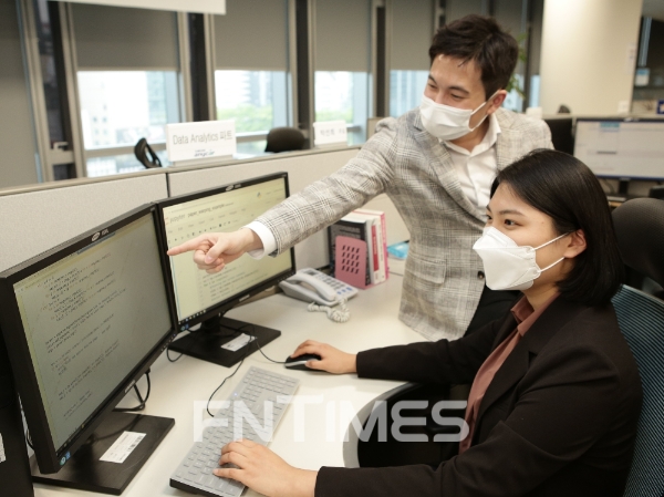 삼성화재 Data Analytics파트 직원들이 데이터 분석 관련 얘기를 나누고 있다./사진= 삼성화재