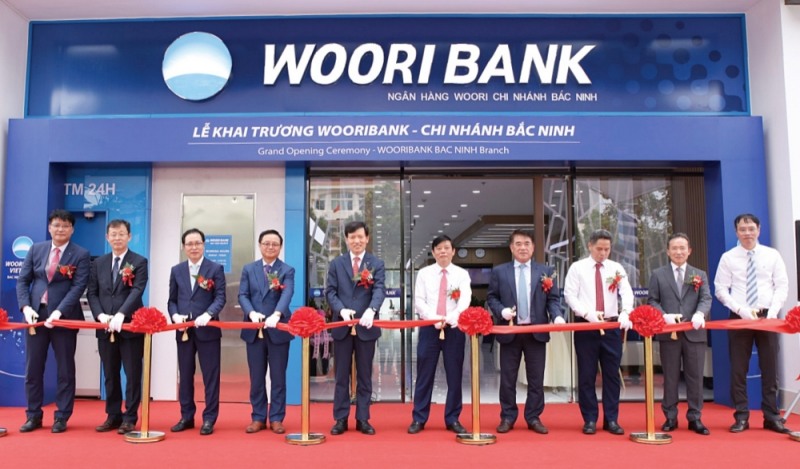 지난 23일 베트남 박닌에서 열린 ‘베트남우리은행 박닌지점 개점식’에서 이명호 박닌지점장 (왼쪽부터), 임춘하 금융감독원 소장, 최주호 삼성전자 베트남 복합단지장, 윤상호 한인회장, 이종인 베트남우리은행 법인장, 응오 탄 프엉 박닌성 부성주. 응웬 만 뚜안 호아팟그룹 부회장, 응웬 느 던 베트남 중앙은행 박닌지점장, 곽영진 애니원비나 회장, 응웬 만 띠엔 베트남 중앙은행 부국장이 기념촬영을 하고 있다./사진=우리은행