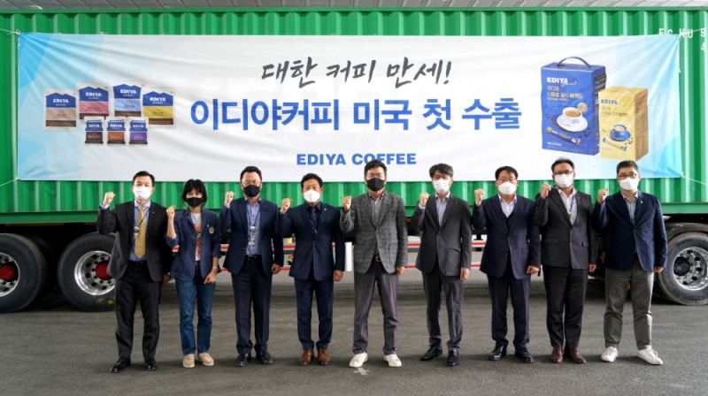 26일 문창기 이디야커피 회장(왼쪽에서 다섯 번째)을 비롯한 관계자들이 미국 수출용 제품을 담은 컨테이너 앞에서 기념촬영을 하고 있다. / 사진제공 = 이디야커피