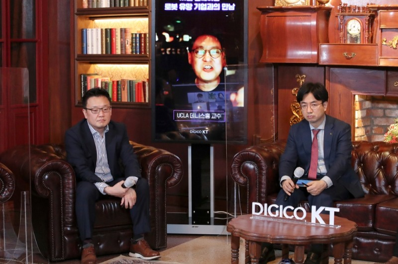 데니스 홍 미국 UCLA (뒤편 화면) 교수와 이상호 KT AI 로봇사업단 (왼쪽) 단장과 윤대규 현대로보틱스 (오른쪽) 상무가 '로봇 유망기업과의 만남'에 참여했다. 사진=KT