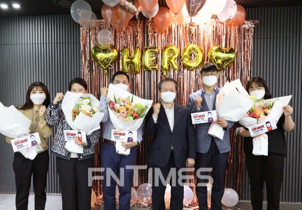 성대규 신한생명 사장(오른쪽에서 세 번째)과 포텐 히어로 수상자들이 지난 21일 신한L타워에서 기념촬영 하고 있다./사진= 신한생명