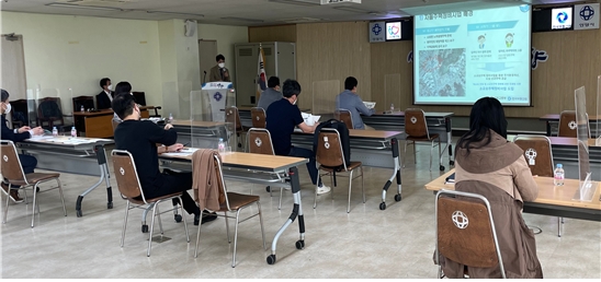 4월 21일(수) 안양시청 회의실에서 김종근 팀장(한국부동산원)이 자율주택정비사업 기본 강의를 실시를 하고 있다. 해당 교육은 코로나19 방역지침에 따라 거리두기 및 개인별 칸막이를 설치하여 진행됐다. / 사진=한국부동산원