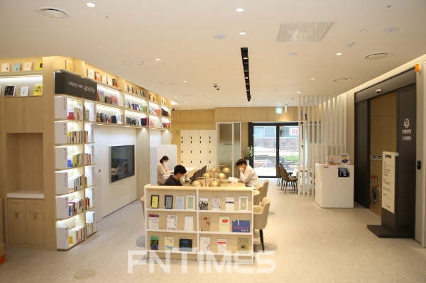 새롭게 오픈한 한화생명 서울 은평 고객센터에서 고객들이 전시된 책을 읽으며 보험업무를 보기 위해 기다리고 있다./사진= 한화생명