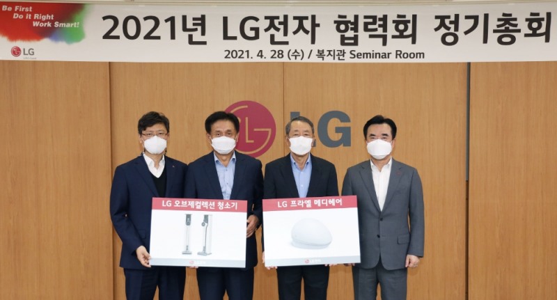  이시용 LG전자 SCM/구매경영센터장 전무(오른쪽 첫 번째)와 협력사 대표들이 ‘LG전자 협력회 정기총회’에 참석했다. 사진=LG전자