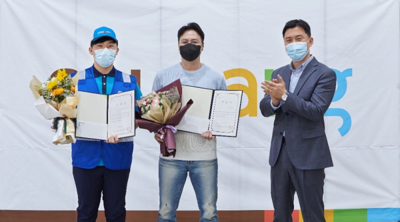 27일 오후 쿠팡 인천 캠프에서 ‘화재의인’ 쿠팡친구에게 표창장을 수여했다. 쿠팡친구 최보석씨(왼쪽에서 첫번째), 쿠팡 플렉서 김학렬씨(왼쪽에서 두번째), 쿠팡 HR부문 최인석 상무(오른쪽에서 첫번째)가 행사 종료 후 기념사진을 촬영하고 있다. / 사진제공 = 쿠팡