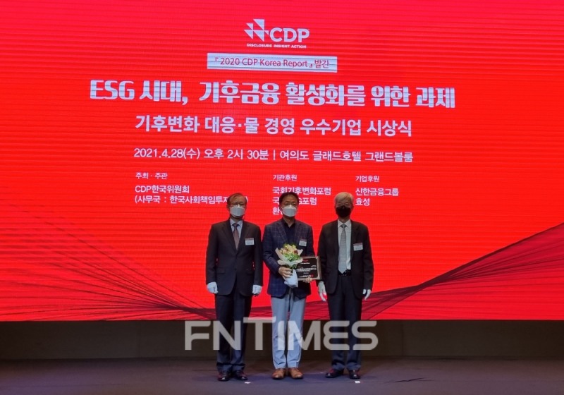 김규덕 삼성물산 전무(가운데)가 2020 CDP 기후변화대응 우수기업 시상식에 참석해 기념촬영을 하고 있다. / 사진제공=삼성물산