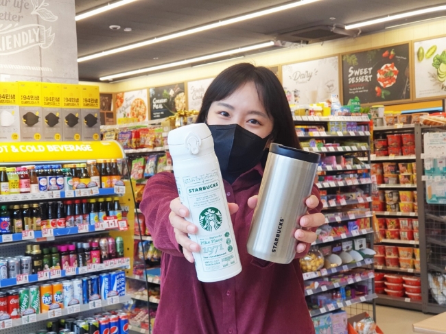 이마트24가 5월을 맞아 스타벅스 텀블러 등 경품 증정 행사를 마련했다고 29일 밝혔다./사진제공=이마트24