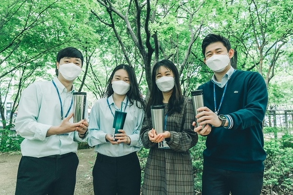 효성티앤씨 직원들이 개인 텀블러를 들고 있다. 제공=효성티앤씨.