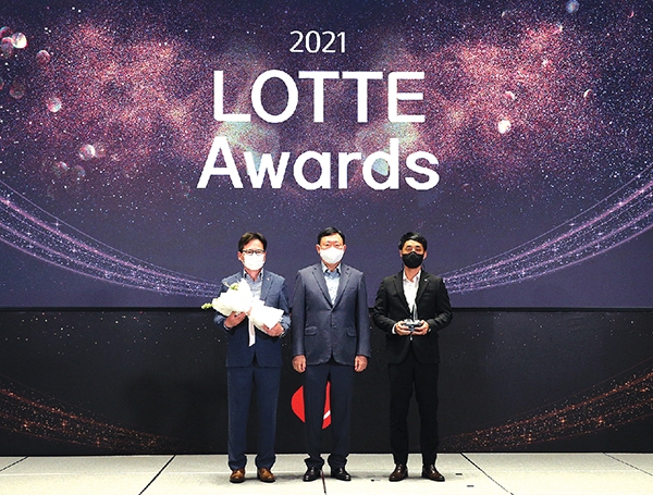 ▲ ‘2021 롯데 어워즈’ 시상식 후 (왼쪽부터) 롯데칠성음료 박윤기 대표이사, 롯데 신동빈회장, 롯데칠성음료 생수지원팀 박원 매니저가 기념촬영을 하고 있다.