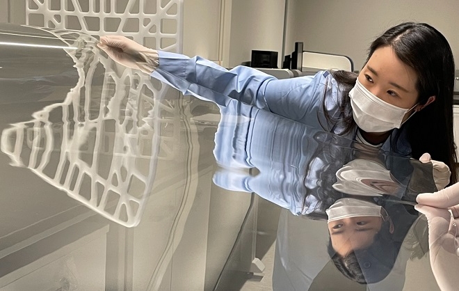 코오롱인더 연구원이 CPI필름을 점검하고 있다. 제공=코오롱인더.