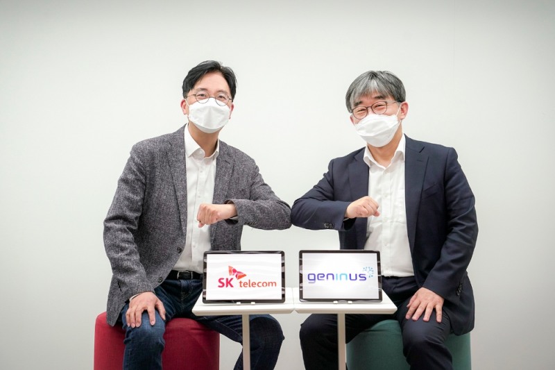 김윤 SK텔레콤 CTO(왼쪽)와 박웅양 지니너스 대표(오른쪽)이 유전체 분석 AI 알고리즘 개발 및 신약 타겟 발굴을 공동으로 추진하기로 했다. 사진=SK텔레콤