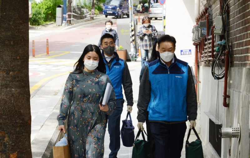 이계문 서민금융진흥원장 겸 신용회복위원회 위원장(오른쪽)과 임원들이 어버이날을 앞두고 독거노인을 위한 한과세트 등을 준비해 서울시립 평화로운집으로 이동하고 있다./사진=서민금융진흥원