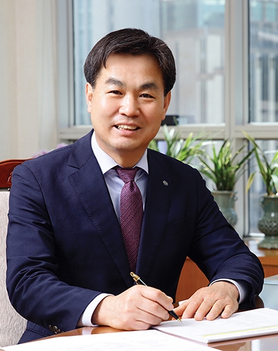 ▲△ 1963년생 / 1982. 2. 논산 대건고 졸업 / 1989. 2 충남대 수학과 졸업 / 1992. 1. 수협중앙회 입회 / 2003. 7. 대전지점장 / 2006. 7. 심사부 기업심사팀장 / 2009. 2. 감사실 일상감사팀장 / 2011. 1. 영등포지점장 / 2013. 1. 압구정역지점장 / 2015. 1. 충청지역금융본부장 / 2016. 12. 인천영업본부장 / 2017. 12. 경인지역금융본부장 / 2018. 12. 기업그룹장 / 2019. 12. 경영전략그룹장(수석부행장) / 2020. 11. Sh수협은행장(現)