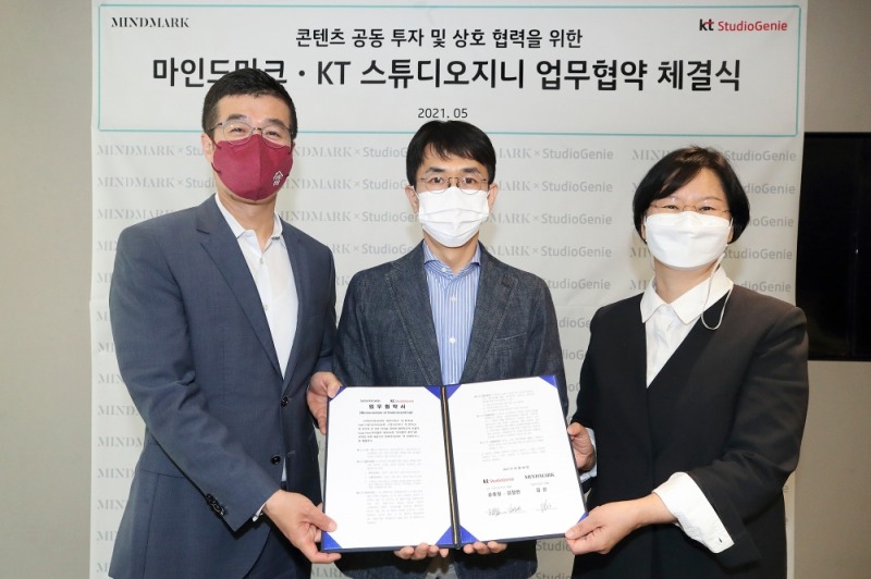 (왼쪽부터) 윤용필 KT 스튜디오지니 대표, 김은 마인드마크 대표, 김철연 KT 스튜디오지니 대표가 오리지널 콘텐츠 제작 경쟁력 강화를 위한 업무 협약을 맺었다. 사진=KT
