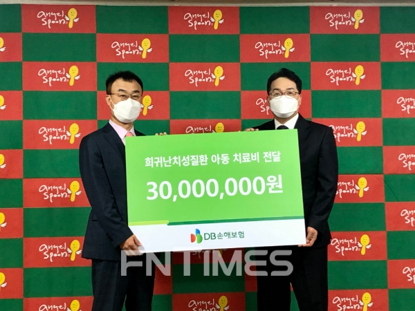 6일 연희동 소재 한국희귀난치성질환연합회 본부에서 열린 치료비 전달식에서 박성식 DB손해보험 고객상품전략실 부사장(왼쪽)과 이태영 한국희귀난치성질환연합회장(오른쪽)이 기념촬영을 하고 있다./사진= DB손해보험