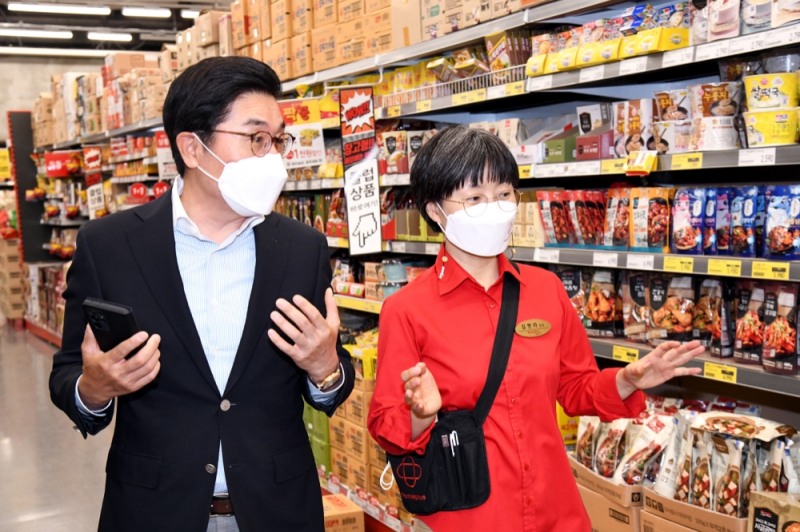 이제훈 홈플러스 신임 사장 목동점 첫출근. / 사진제공 = 홈플러스