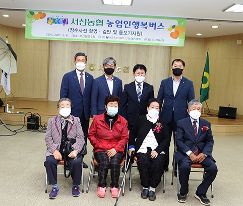 ▲사진은 뒤줄 왼쪽부터 홍응유 경기 새 농민회 회장, 안성철 서신농협 조합장, 정용왕 농협 경기지역본부장, 농협 김도성 화성시지부장.