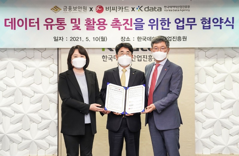 최원석 BC카드 사장(오른쪽)과 김영기 금융보안원장(가운데), 민기영 한국데이터산업진흥원장(왼쪽)이 금융데이터 거래 활성화를 위한 업무협약을 체결했다. /사진=BC카드