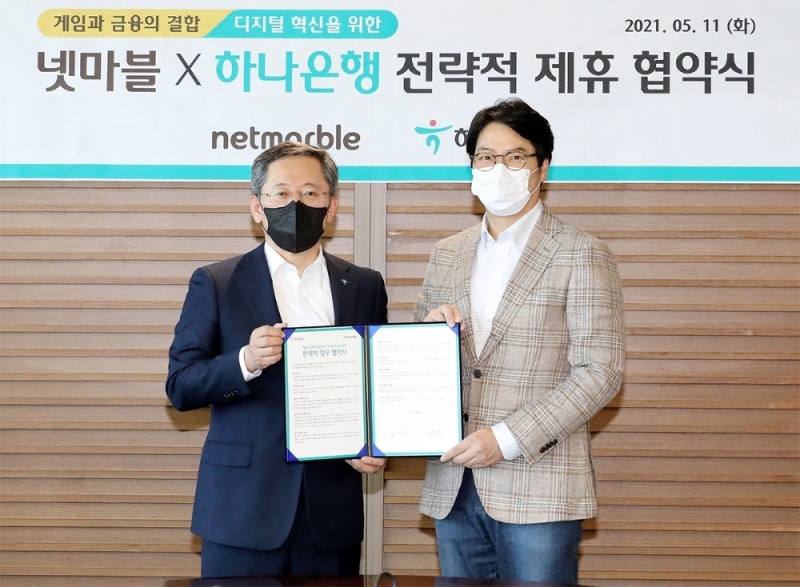 이승원 넷마블 대표(오른쪽)와 박성호 하나은행장(왼쪽)이 하나은행 본사에서 전략적 업무협약을 체결했다. 사진=넷마블 