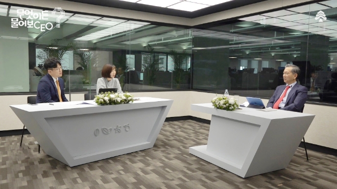 ▲황성엽 신영증권 대표이사가 12일 오후 비대면 타운홀 미팅에서 직원들이 SNS상에서 회사 운영방향에 대해 실시간으로 묻는 질문에 답변하고 있다./ 사진=신영증권