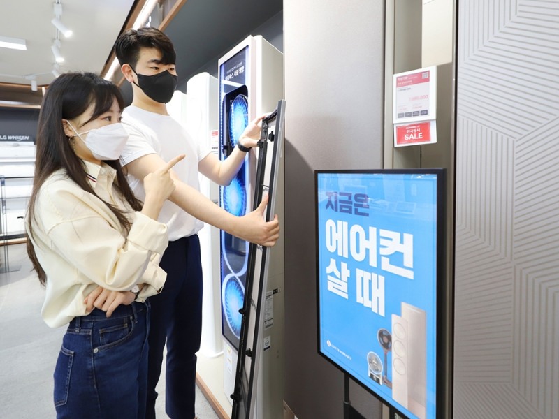 롯데하이마트 대치점에서 고객이 제품을 살펴보고 있다. / 사진제공 = 롯데하이마트