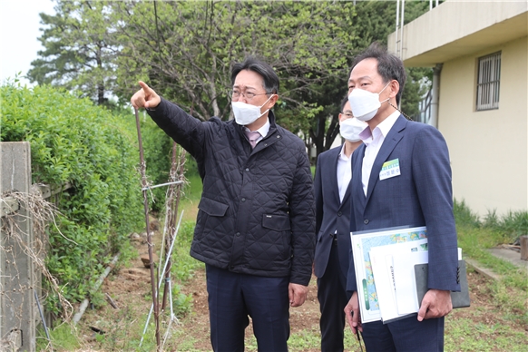김현준 LH 사장(사진 왼쪽)이 광명시흥지구 현장을 점검하고 있다. / 사진=LH