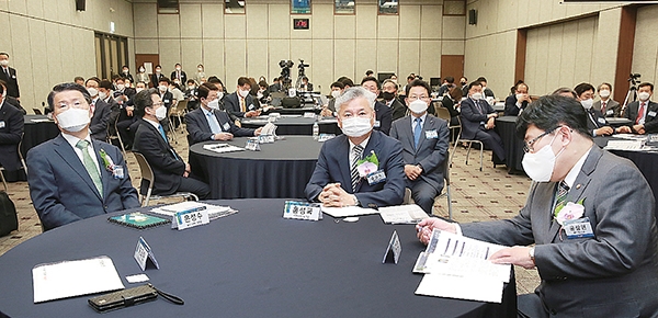 ▲ (왼쪽부터)은성수 금융위원장과 홍성국 더불어민주당 의원, 윤창현 국민의힘 의원이 지난 11일 서울 중구 은행연합회에서 열린 한국금융미래포럼:코로나 이후 지속경영 ESG에서 답을 찾다‘에 참석했다.