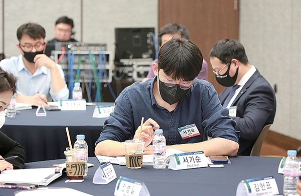 ▲ 지난 11일 은행연합회에서 열린 ‘2021 한국금융매래포럼’ 행사에서 한 참석자가 강연을 경청하는 모습.