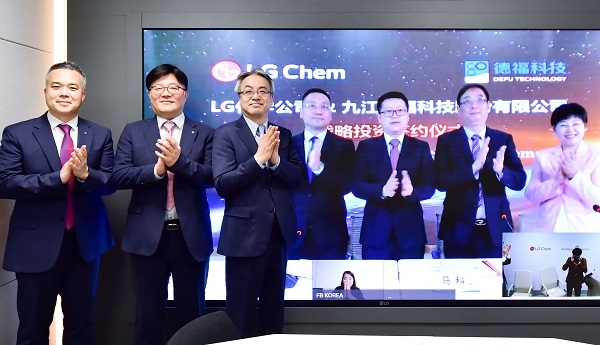 남철 LG화학 남철 전무(왼쪽 세번째)와 마 케 더푸 동사장(왼쪽 여섯번째). 사진=LG화학.