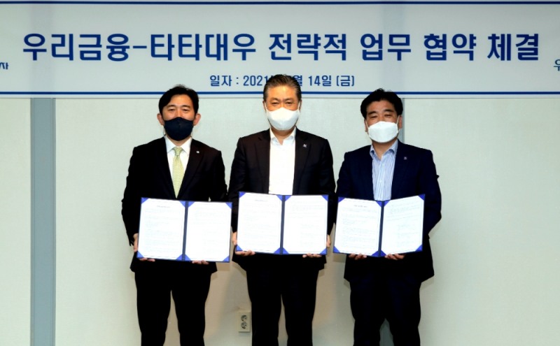 박경훈 우리금융캐피탈 사장(왼쪽)과 김방신 타타대우상용차 사장(가운데), 김정우 타타대우상용차판매 대표이사(오른쪽)가 지난 14일 업무협약을 체결했다. /사진=우리금융캐피탈