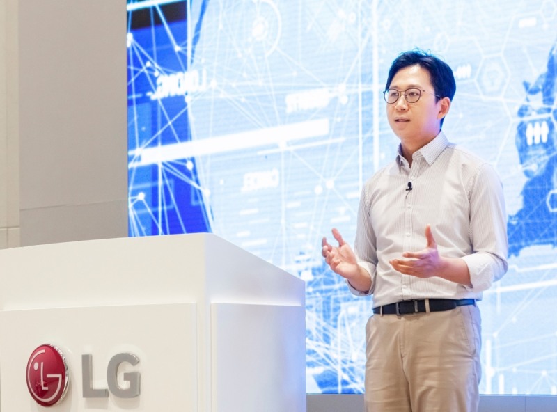 배경훈 LG AI연구원장이 17일 비대면 방식으로 진행된 'AI 토크 콘서트'에서 초거대 인공지능(AI) 개발에 1억 달러를 투자한다고 발표하고 있다. 사진=LG
