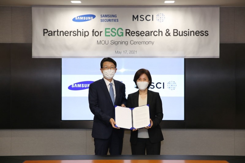 삼성증권은 17일 업계 최초로 글로벌 대표 ESG 평가기관인 MSCI와 전략적 제휴를 위한 MOU를 맺었다. 왼쪽부터 삼성증권 장석훈 사장, MSCI 김태희 한국대표. / 사진제공= 삼성증권(2021.05.17)