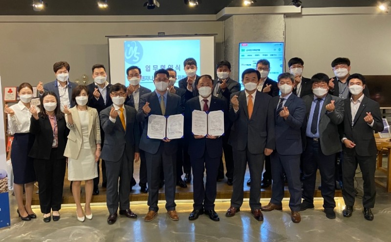 김영규 스마트저축은행 대표이사(오른쪽)와 한재만 한덕엔지니어링 대표(왼쪽)가 협약식 후 임직원과 기념촬영을 하고 있는 모습. /사진=스마트저축은행