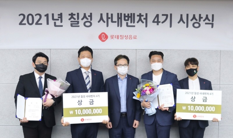 (맥주 케그 및 기계 개발,판매) 유환열 사원, 이재현 파트장 / 박윤기 대표이사 / (와인 정기구독) 정재연 사원, 한용운 대리 . / 사진제공 = 롯데칠성음료