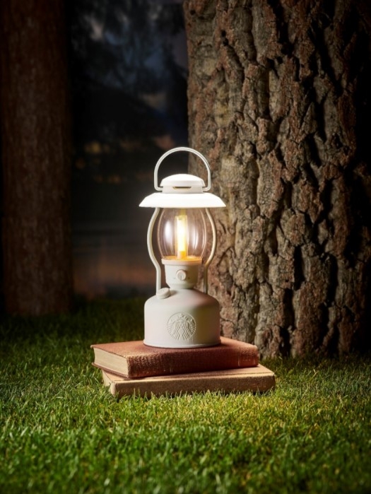 현대카드가 '스타벅스 현대카드'를 발급 받아 스타벅스에서 처음 이용하는 고객에게 '스타벅스 서머 나이트 싱잉 랜턴'을 제공한다고 18일 밝혔다. /사진=현대카드