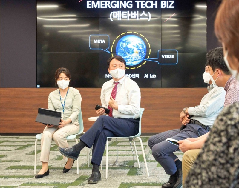 권준학 NH농협은행장(왼쪽 두 번째)은 지난 18일 서울 서초구에 있는 NH디지털혁신캠퍼스에서 개최한 디 토크(D-Talk) 세미나에 참석해 디지털 연구개발(R&D) 센터 직원들과 소통하고 있다./사진=NH농협은행