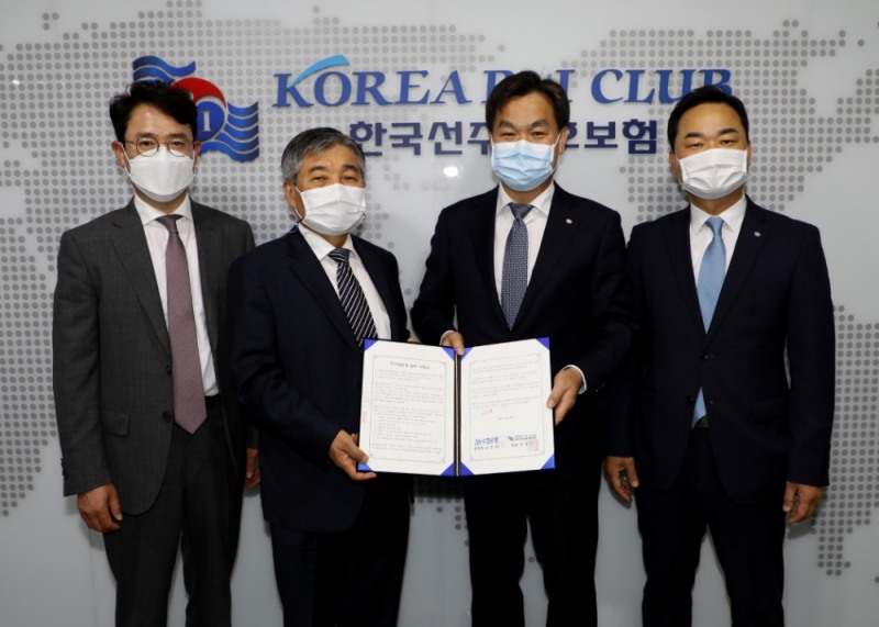 김진균 Sh수협은행장(오른쪽에서 두 번째)과 박영안 한국선주상호보험조합 회장(왼쪽에서 두 번째)이 20일 서울 영등포구 한국선주상호보험조합 본사에서 한국선주상호보험조합과 ‘주거래은행 업무협약(MOU)’을 체결한 뒤 관계자들과 기념 촬영을 하고 있다./사진=Sh수협은행